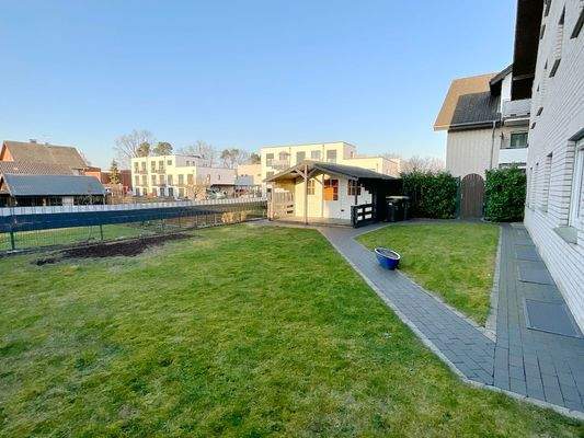 Garten mit Gartenhütte