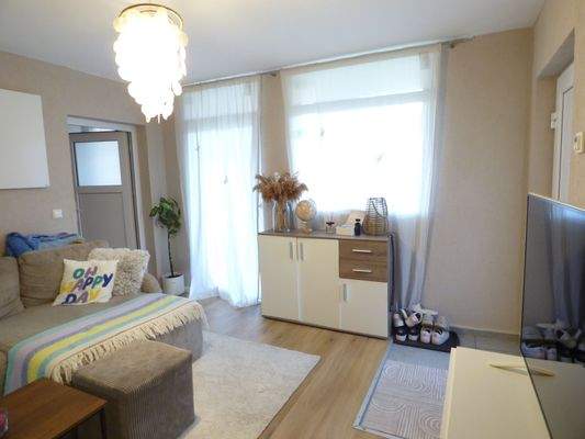 12 ST Wohnzimmer mit Balkon.JPG