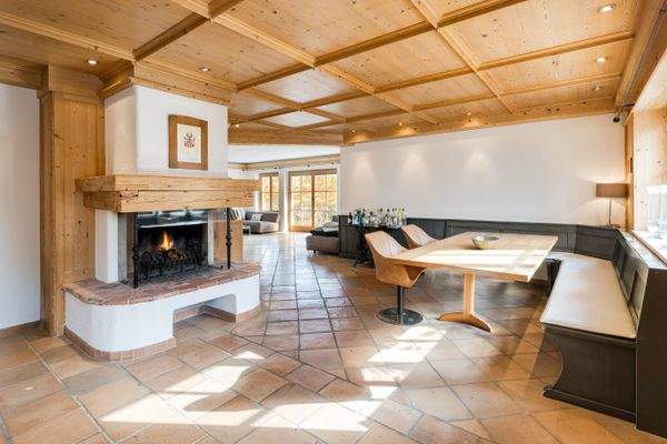 Stilvoller Livingbereich mit Kamin