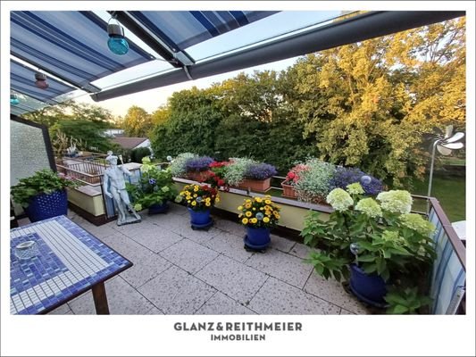 Teilüberdachte Terrasse mit Weitblick