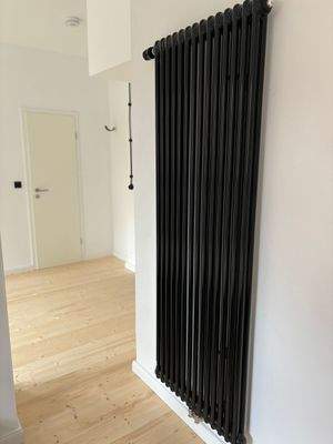 Schwarzer Heizkörper im Flur