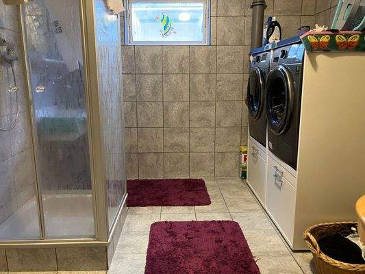 Waschraum mit Dusche im Keller