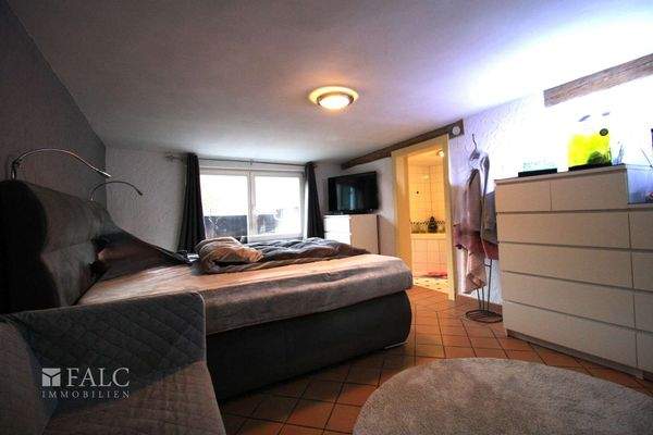 1. OG - Schlafzimmer mit Zugang zum Bad