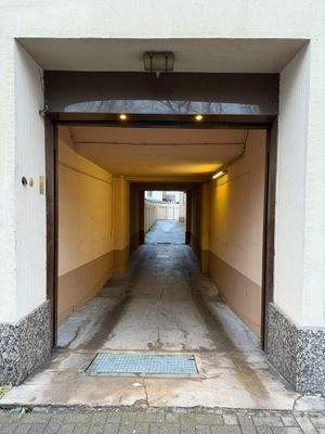 Elektrisches Garagenzufahrtsrolltor von der Straße zum Garagenhof.