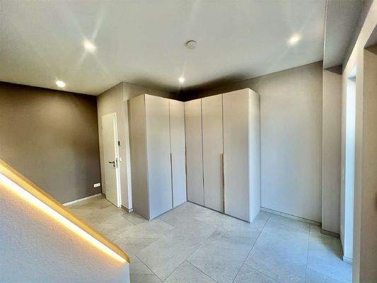 Empfangsbereich und Treppe mit integrierter Handla