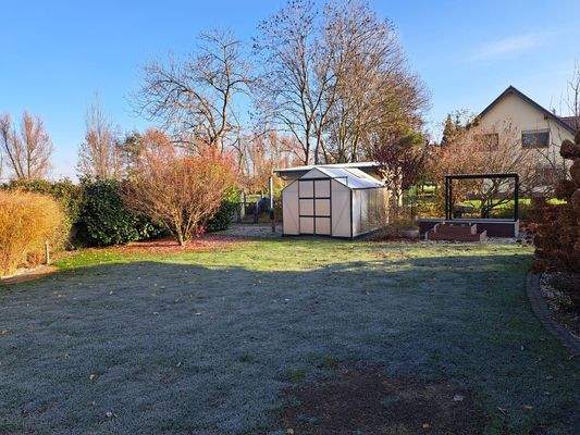 Garten mit Gewächshaus