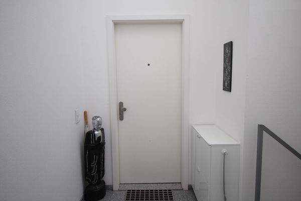 BLICK AUF DIE WOHNUNGSEINGANGSTÜR, FLURSEITIG