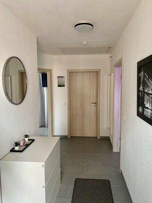 11) MFH, Wohnung, Flur