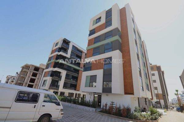 Apartments in a Complex with a Pool Near Hospital in Antalya