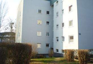 Außenansicht des mehrstöckigen Wohngebäudes