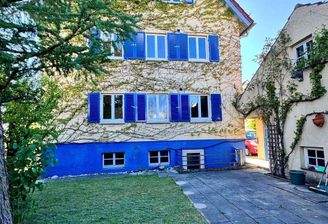 Die bewachsene Ostfassade mit Blick auf den Garten