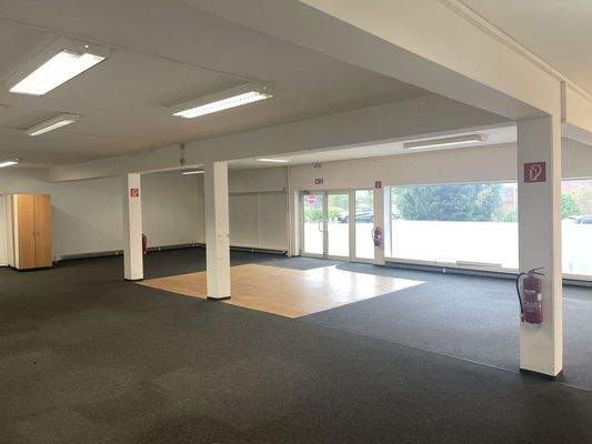 Verkaufsraum mit Haupteingang