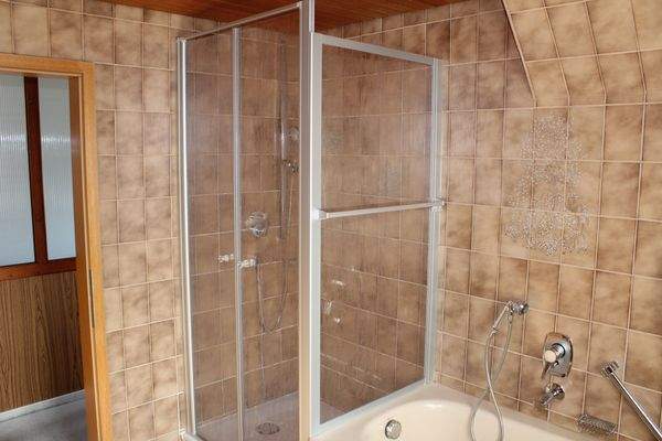 Dusche mit niederem Einstieg im DG