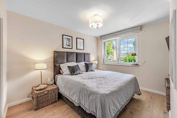 Elternschlafzimmer im 1. Obergeschoss mit begehbarem Kleiderschrank und Bad en Suite