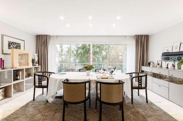 helles Esszimmer mit Blick mit Terrasse