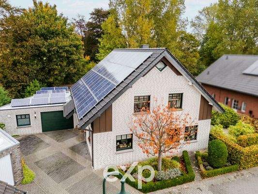 Hausfront Drohnenaufnahme