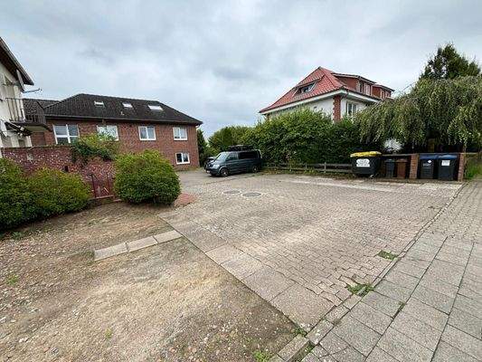 Parkplatz und Haus 8a