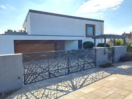 Außenansicht mit Garage