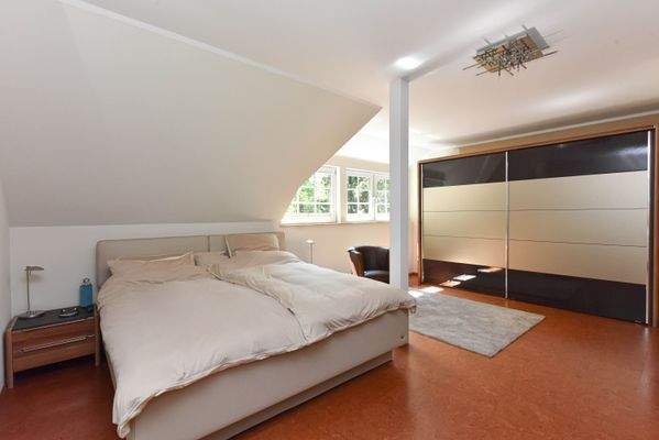 Hauptschlafzimmer mit Bad en Suite & Ankleide 