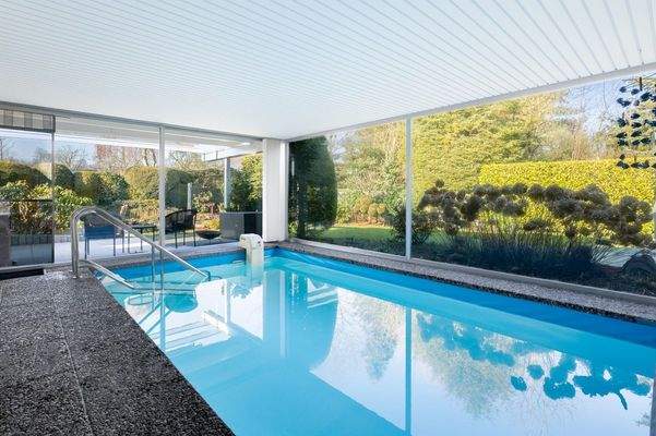 Pool mit Gartenblick