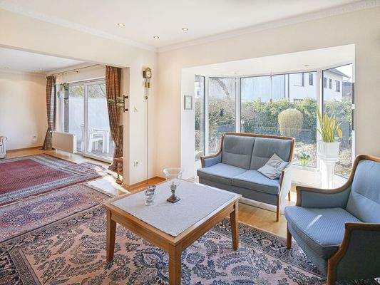 Erker mit bodentiefen Fenstern