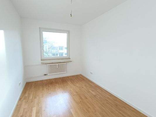 Helles Zimmer mit Fenster