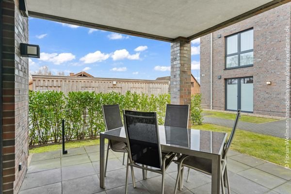 Überdachte Terrasse (11,75m² Grundfläche) mit Südost-Ausrichtung.