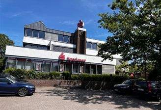 Seitenansicht mit Parkplatz