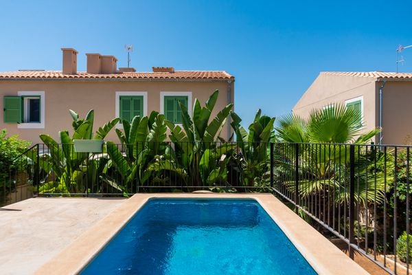 Moderne, hochwertige Doppelhaushälfte in Sa Cabaneta, 4 geräumige Zimmer, Pool und Teil-Meerblick