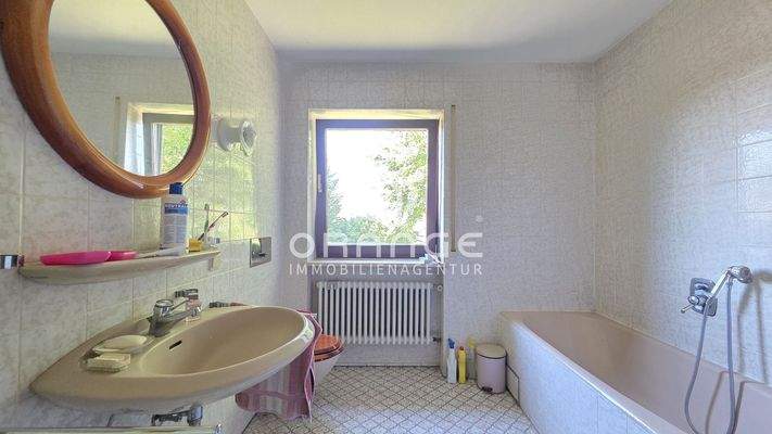 UG: Badezimmer m. Wanne & Dusche