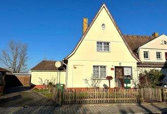 Vorderansicht mit Grundstückszufahrt