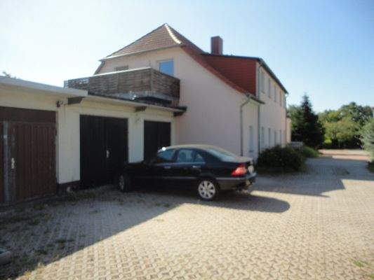 Objektansicht mit Garagen