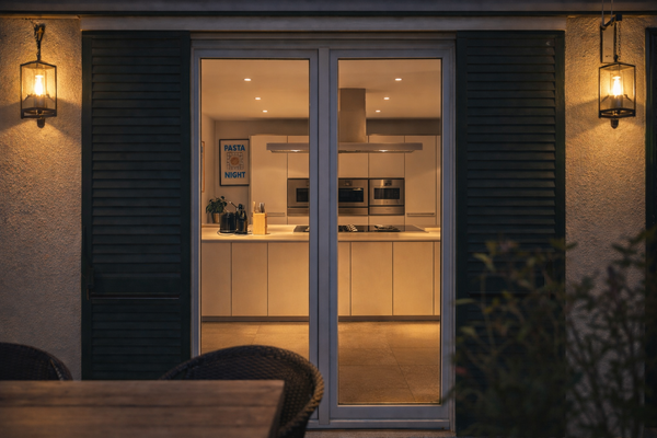 Küche im stimmungsvollen Abendlicht