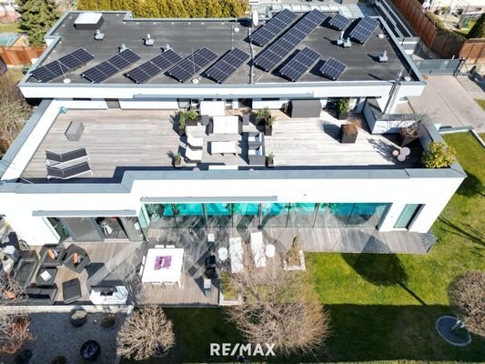 Zwei Terrassen und PV-Anlage
