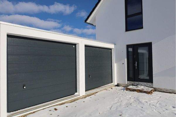 Eingangsbereich und Zufahrt zur Doppelgarage