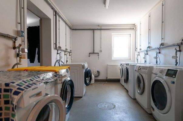 Waschraum im Keller mit WM-Stellplatz