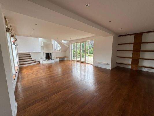 das großzügige Wohnzimmer