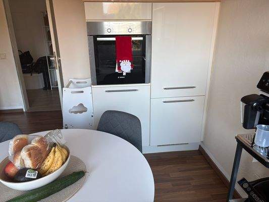 Moderne Küche mit Esstisch