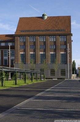 Außenansicht mit Stellplätzen