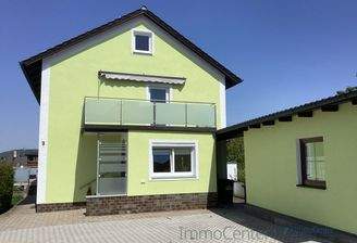 Das Haus mit Nebengebäude und Stellplätze