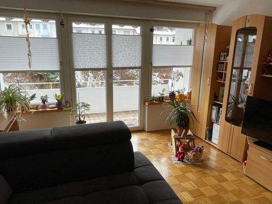 Wihnzimmer mit Balkon