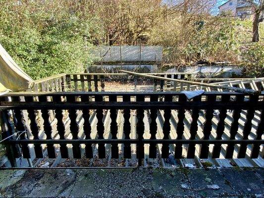 Grundstück hinter Haus