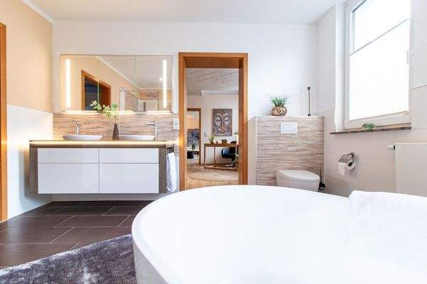 Blickachse vom Badezimmer bis ins Wohnzimmer