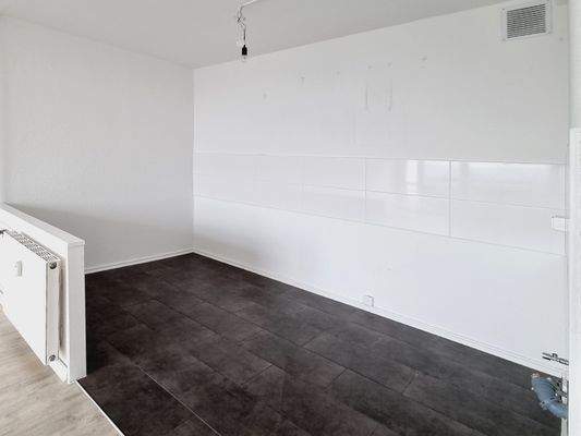 Wohnzimmer mit offenem Küchenbereich