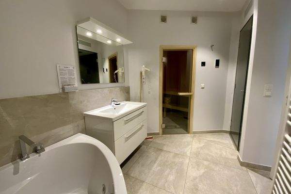 Vollbad mit Erlebnisdusche und Saun
