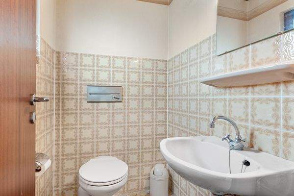 Gäste-WC mit Fenster