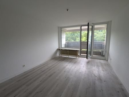 Wohn-Schlafraum mit Blick zum Balkon