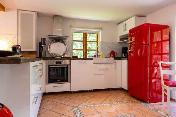 Moderne Küche mit rotem Kühlschrank