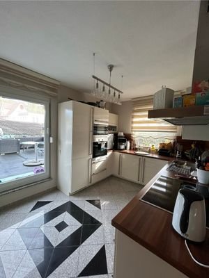 Küche und Sicht auf die Dachterrasse
