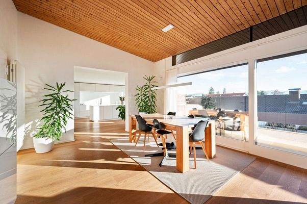 Essbereich mit Blick zur Küche